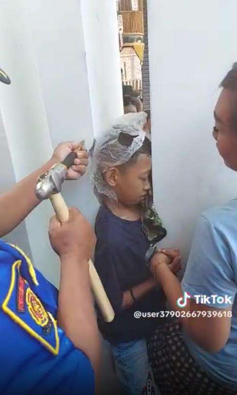 Momen kepala bocah terjepit di sela tembok.