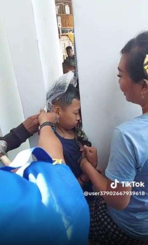 Momen kepala bocah terjepit di sela tembok.