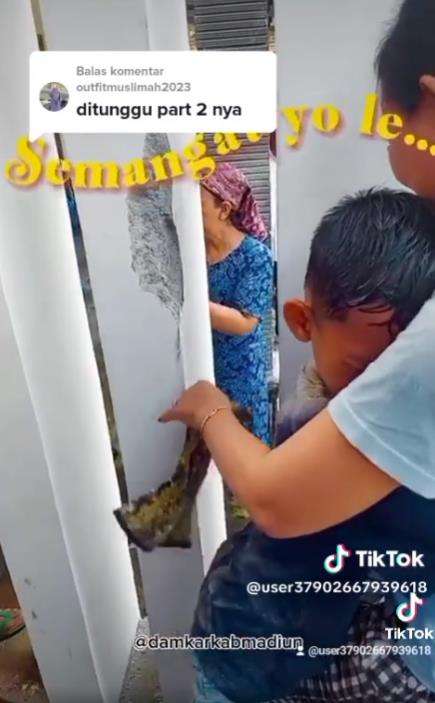 Momen kepala bocah terjepit di sela tembok.