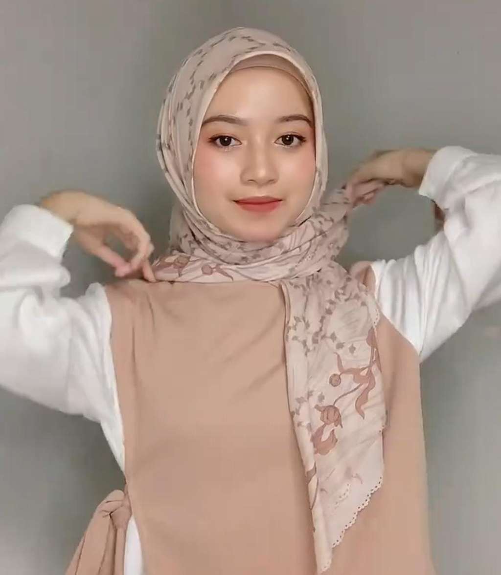 Cukup Diikat, Hijab Segiempat Motif Tampak Rapi