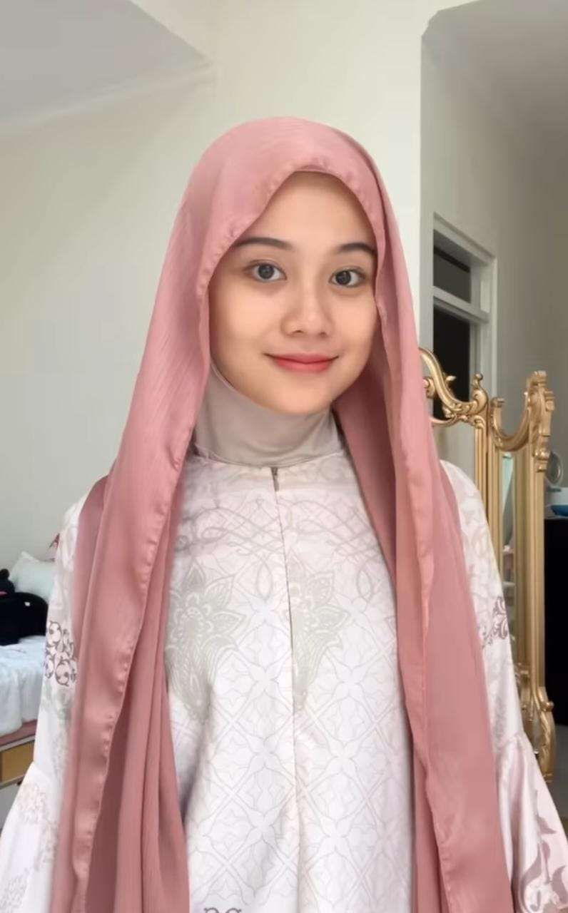 Tampil Elegan dengan Pashmina Silk Textured, Intip Tutorialnya Tampil Elegan dengan Pashmina Silk Textured, Intip Tutorialnya