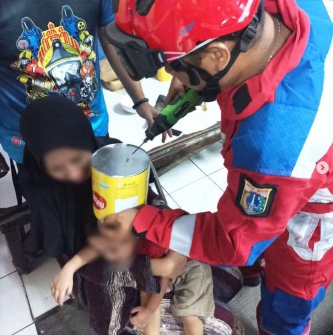 Viral Kaleng Biskuit Lebaran Nyangkut di Kepala Bocah, Langsung Dievakuasi Damkar