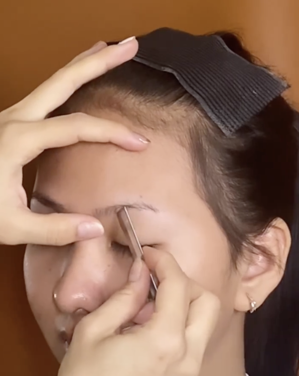 Merapikan Alis Merapikan Alis