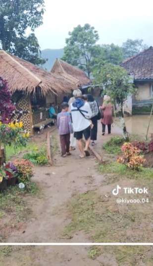 Ingat Rumah Abah Jajang yang Viral Punya ‘Pemandangan Surga’? Begini Kondisinya Sekarang, Rumput Hijau Rusak Memprihatinkan