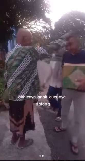 Momen Haru Kakek Berdiri Depan Rumah Tunggu Anak dan Cucunya Datang Saat Lebaran, Bukti Kerinduan yang Mendalam