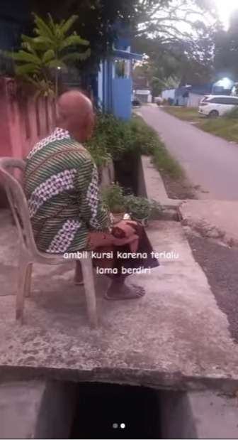 Momen Haru Kakek Berdiri Depan Rumah Tunggu Anak dan Cucunya Datang Saat Lebaran, Bukti Kerinduan yang Mendalam