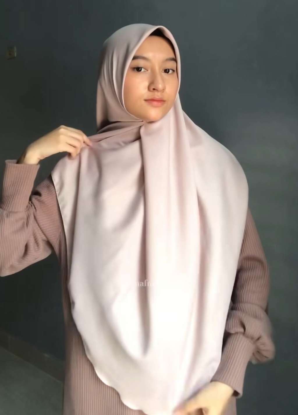 Tampilan Hijab Curve Manis, Tengok Styling Mudahnya
