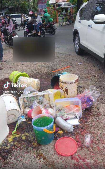 Kejamnya ibu tiri hancurkan lapak es teler putrinya.