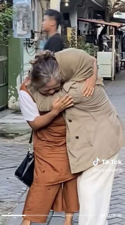 30 Tahun Lost Contact, Pertemuan Dua Ibu Sahabat Sejak SMA ini Bikin Nostalgia Berasa Muda Kembali