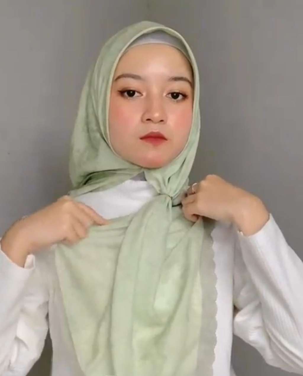Coba Yuk, Model Hijab Formal dengan Aksen Ring yang Bikin Rapi