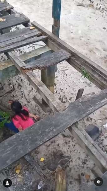 Jalan di Jembatan Reyot, Wanita ini Mendadak Hilang dari Pandangan!