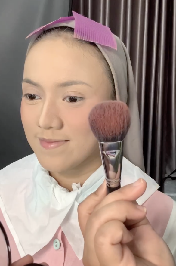 Memakai Blush