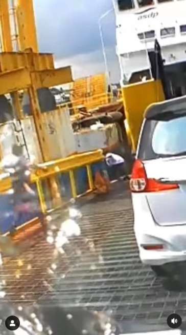 Detik-Detik Dua Orang Emak-Emak dan Seorang Bocah Terjun ke Laut Bersama dengan Motornya