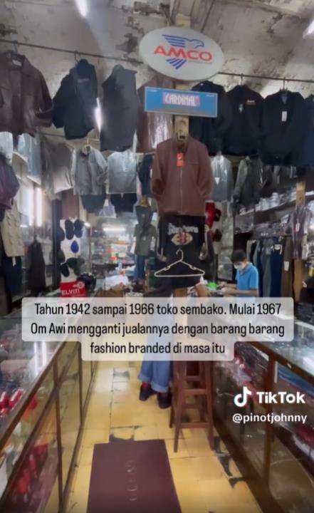 Penampakan toko fashion jadul tahun 60an.
