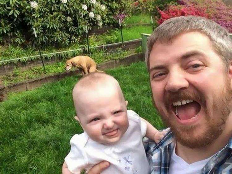 Foto selfie yang latar belakangnya justru bikin salfok.