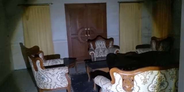 Rumah Terbengkalai di Tengah Hutan, Tertutup Semak-Semak Namun Isinya Masih Lengkap dan Tertata Rapi