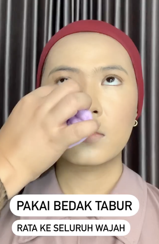 Memakai Bedak Tabur