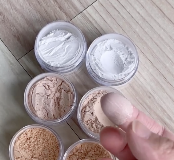 Memakai Bedak Tabur