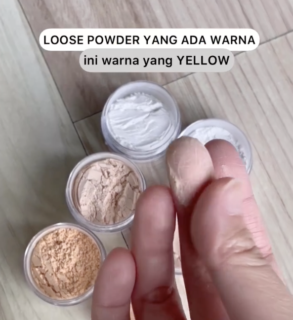 Memakai Bedak Tabur