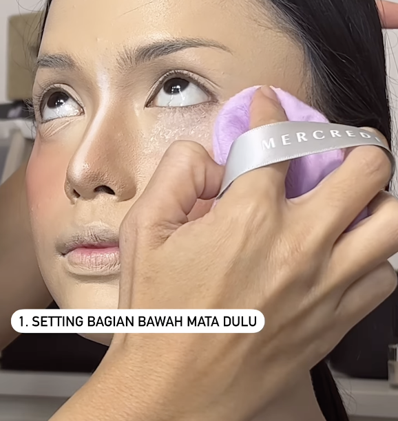 Memakai Bedak Memakai Bedak