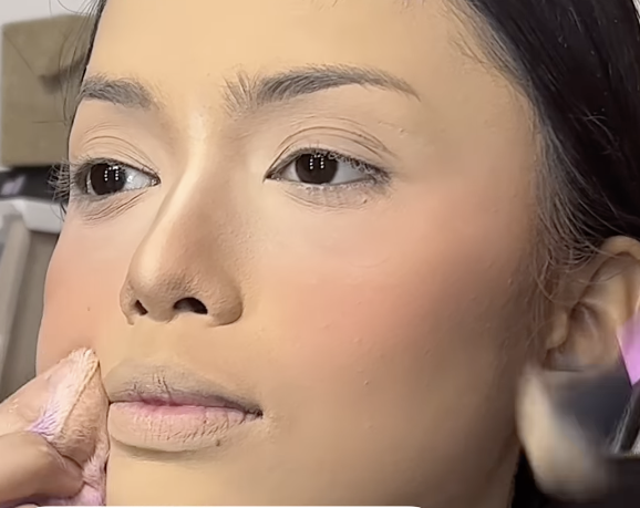 Memakai Bedak Memakai Bedak