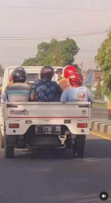 Aksi Warga Naik Mobil Bak Kompak Pakai Helm Berasa Jadi Pembalap F1, Bikin Geleng Kepala