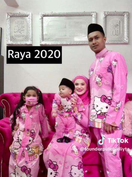 Baju Lebaran unik bertema Hello Kitty.