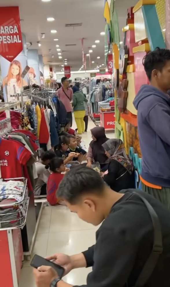 Keluarga Piknik di Mall