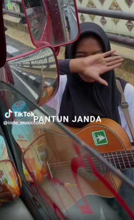 Suara pengamen kalah merdu dari supir truk.