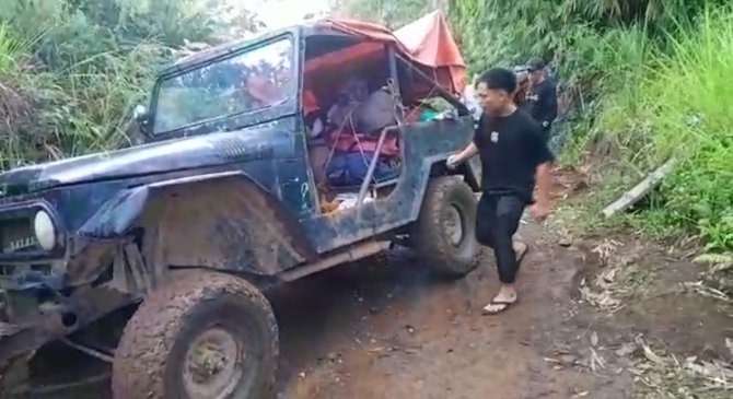 Miris! Perjuangan Ibu di Merangin Melahirkan di Mobil Pick Up Sebab Jalan ke RS Rusak Parah