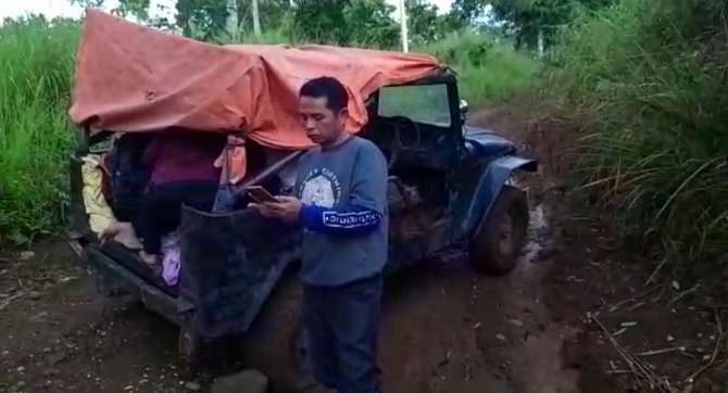 Miris! Perjuangan Ibu di Merangin Melahirkan di Mobil Pick Up Sebab Jalan ke RS Rusak Parah