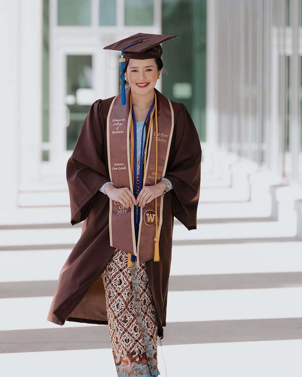 Potret Wisuda Beby Tsabina