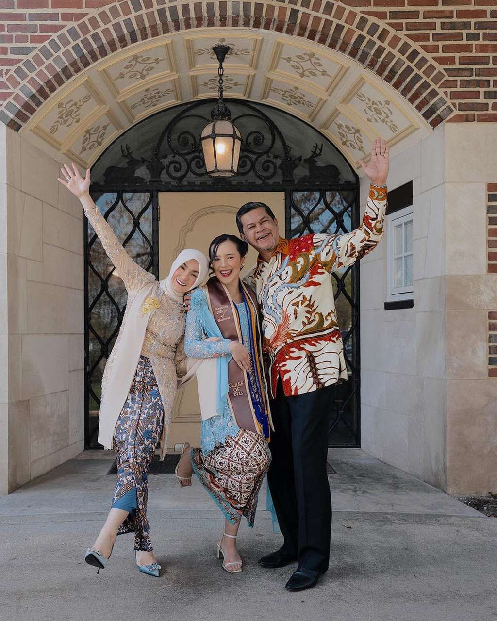 Potret Wisuda Beby Tsabina