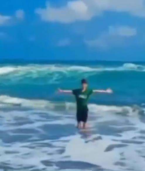 Buktikan larangan pakai baju hijau di Pantai Selatan hanyalah mitos.