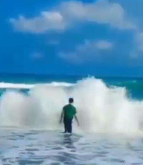 Buktikan larangan pakai baju hijau di Pantai Selatan hanyalah mitos.
