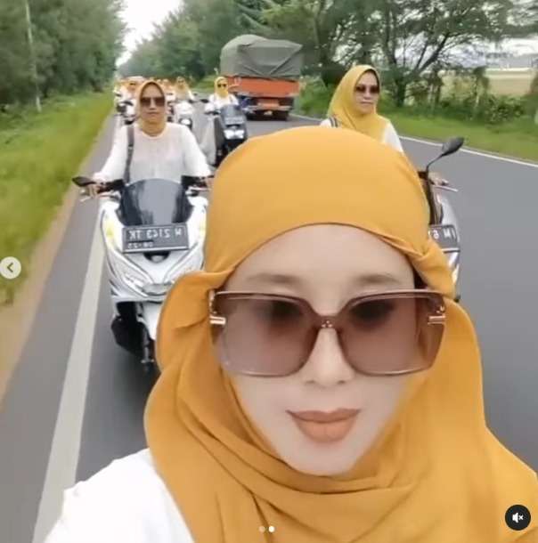 Viral Aksi Emak-Emak Konvoi Pakai Motor yang Sama, Gaya Elit Helm Sulit
