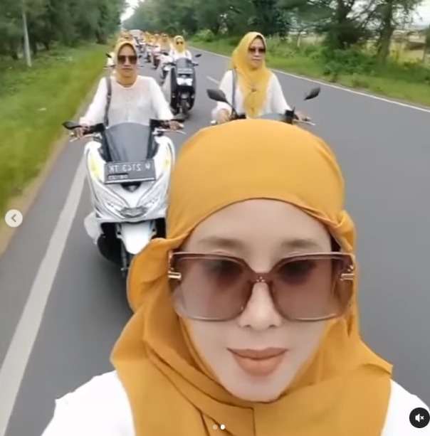 Viral Aksi Emak-Emak Konvoi Pakai Motor yang Sama, Gaya Elit Helm Sulit