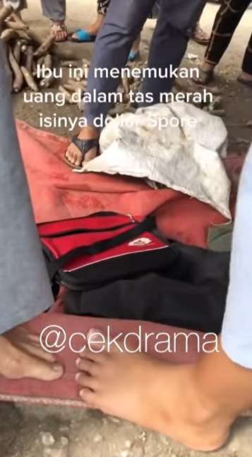 Rezeki Nomplok! Ibu Penjual Sayur Beli Tas Bekas di Dalamnya Berisi Uang Dollar, Langsung Pamer Satu Pasar