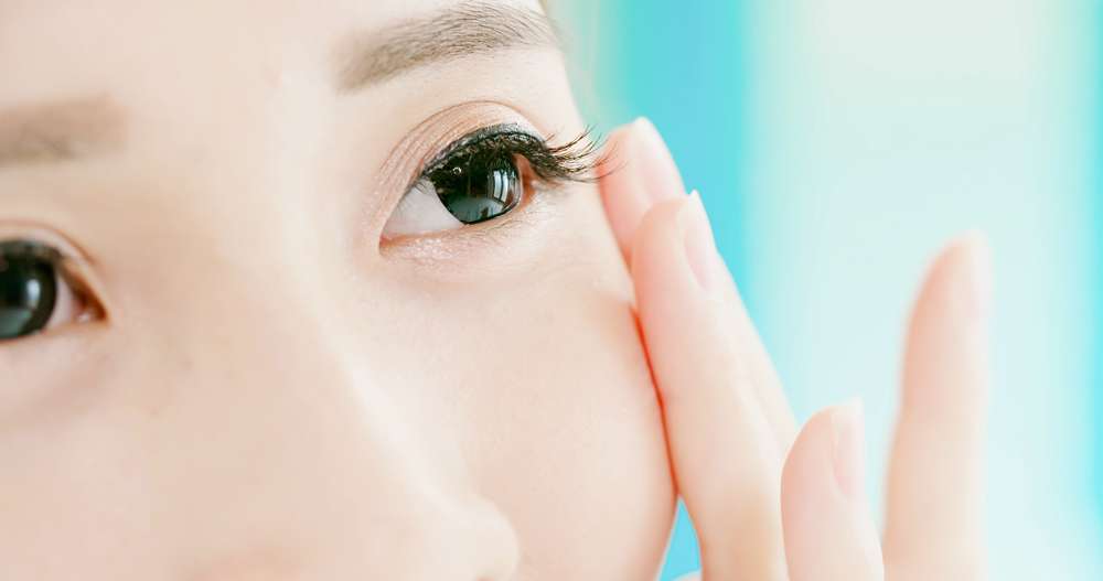 Memakai Eye Cream