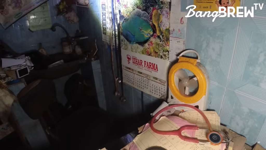 Viral Kisah Dokter Wayan, Tinggal Sendiri di Rumah Terbengkalai yang Penuh Sampah dan Masih Terima Pasien
