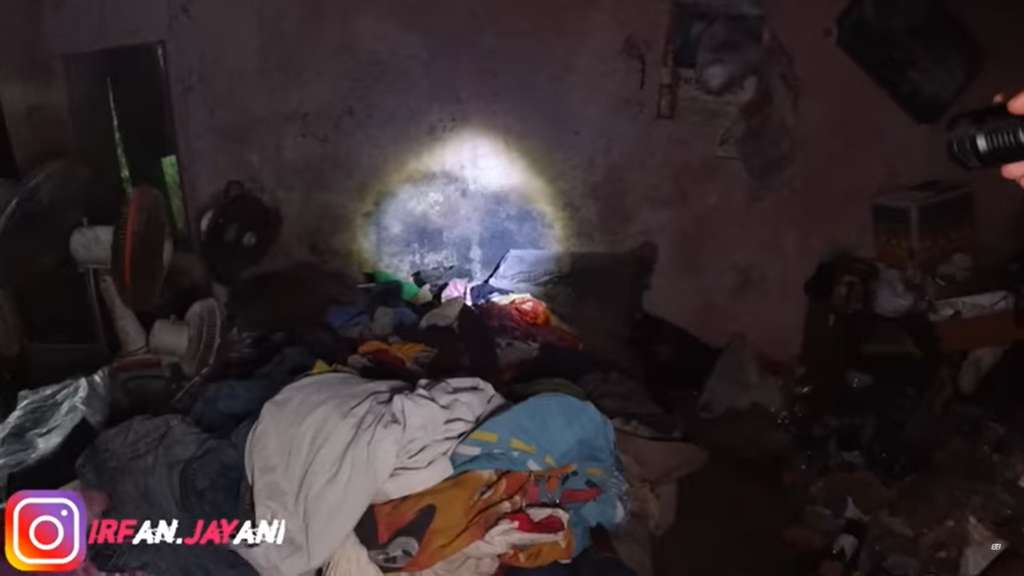 Viral Kisah Dokter Wayan, Tinggal Sendiri di Rumah Terbengkalai yang Penuh Sampah dan Masih Terima Pasien
