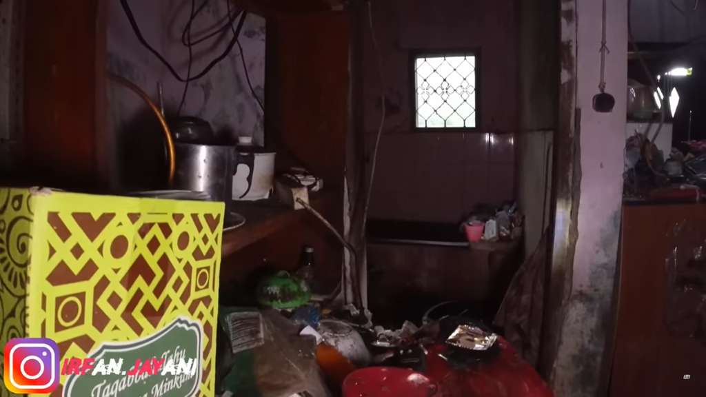 Viral Kisah Dokter Wayan, Tinggal Sendiri di Rumah Terbengkalai yang Penuh Sampah dan Masih Terima Pasien