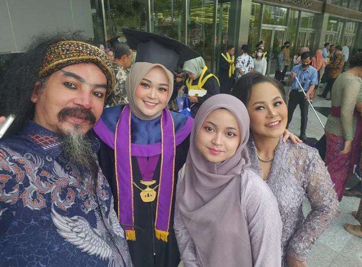 Potret Kelulusan Anak Limbad