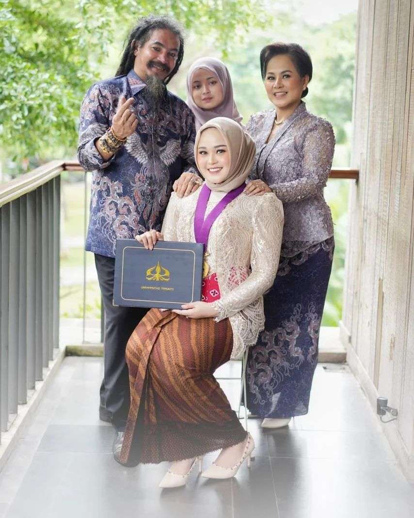 Potret Kelulusan Anak Limbad