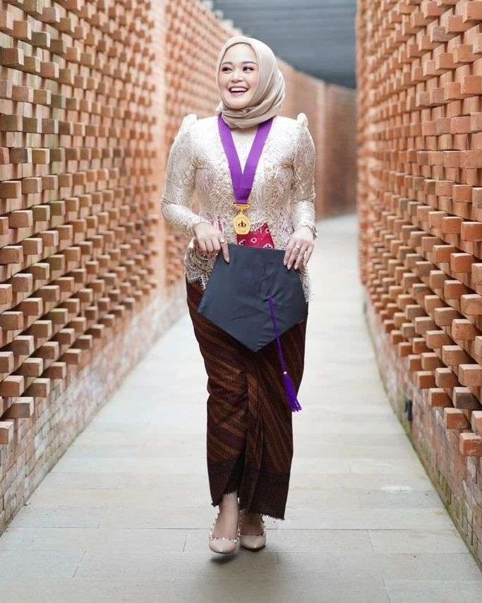 Potret Kelulusan Anak Limbad