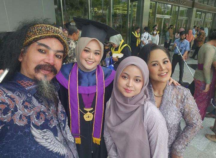 Potret Kelulusan Anak Limbad