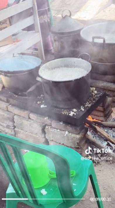 Viral Video Masak Nasi Lebih 7 Jam Namun Tak Kunjung Matang, Kurang Sesajen?