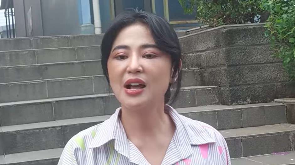 Penampilan Dewi Perssik