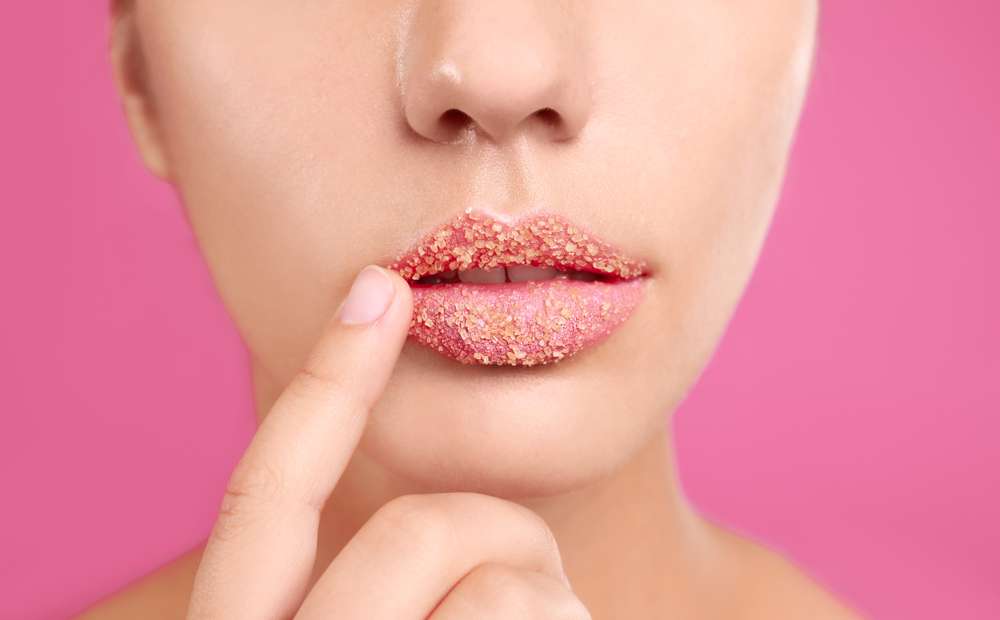 Memakai Lip Scrub Memakai Lip Scrub
