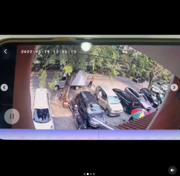 Aneh Tapi Nyata! Dua Mobil ini Tiba-Tiba Mundur Saat Parkir di Lokasi yang Sama, Disebut Ada Penunggunya